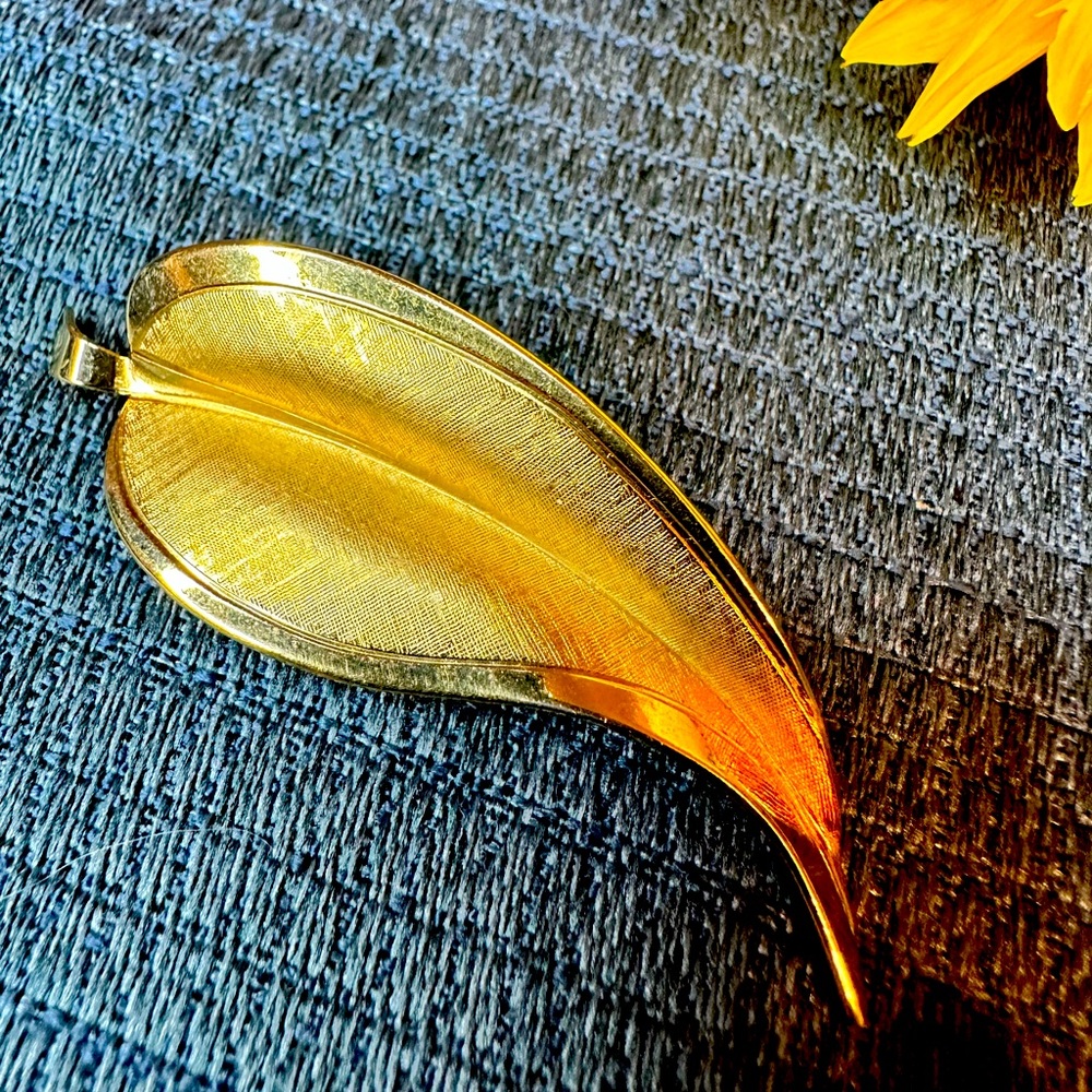 Vintage GIOVANNI Leaf Gold-tone Pin Brooch Signed